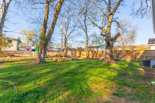 Building Photo - Downtown 3 bedroom Cottage