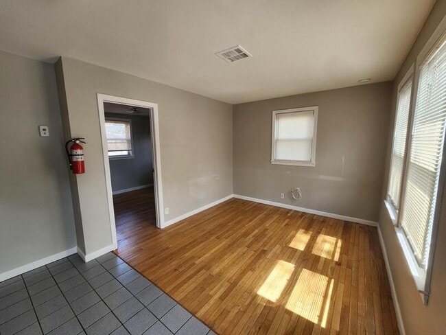 Building Photo - 17 Lagrange Ave