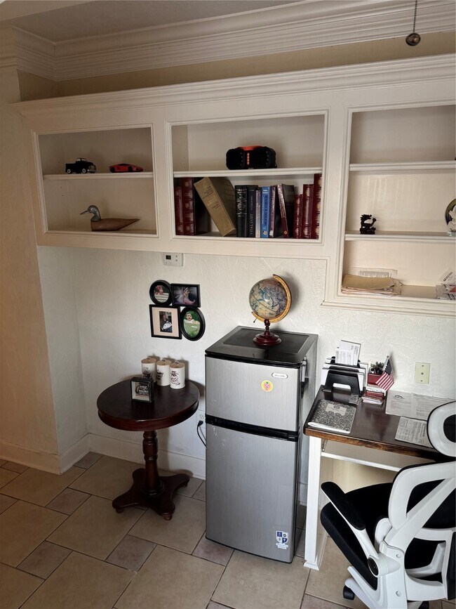 Building Photo - 6015 Ladonia St