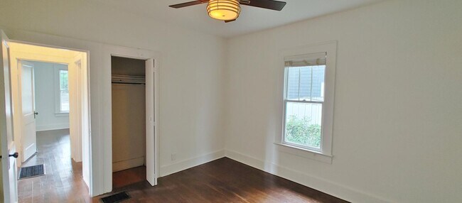 Building Photo - Adorable Red Bank Home!