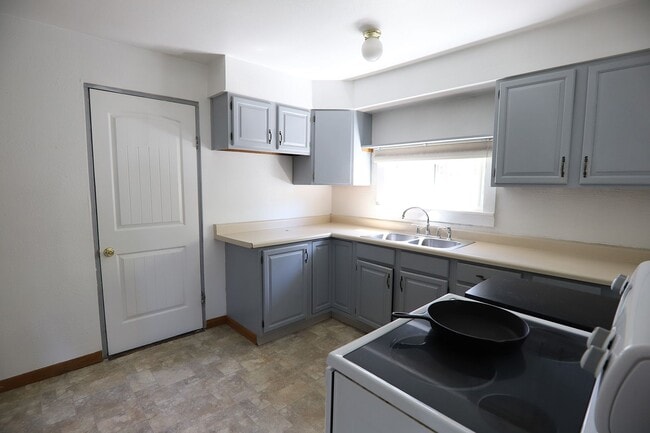 Building Photo - Cozy One Bedroom House