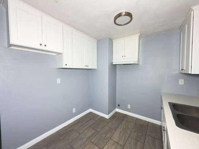 Building Photo - 812 W Mines Ave