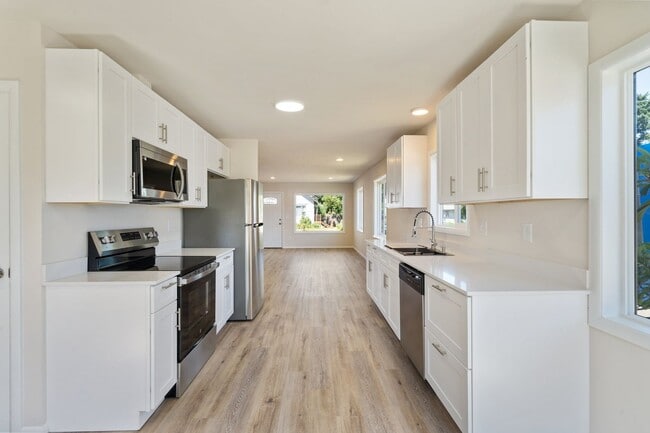 Building Photo - Beautiful 4 bedroom, 2 bathroom home in Lents Neighborhood!