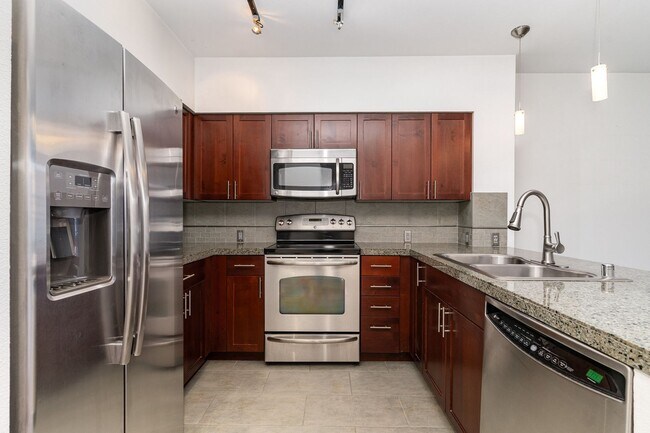 Building Photo - Spacious 1 Bedroom + Den in Canal Station ...