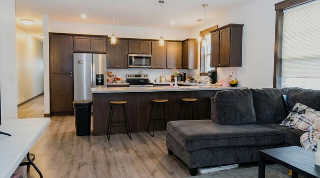 Building Photo - 5 Bed 3 Bath close to UWEC, bike trails, Carson Park, and The Sonnentag!