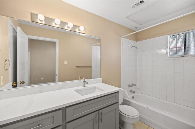 Building Photo - 712 Graham Pl