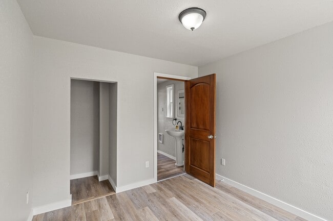 Building Photo - 207 N Alder St