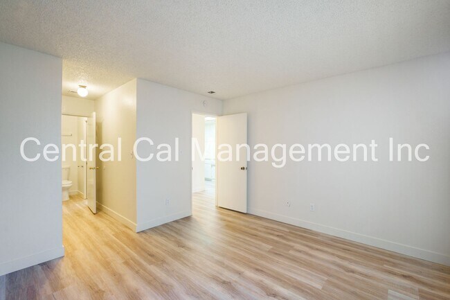 Building Photo - 5905 Auburn Oaks Dr
