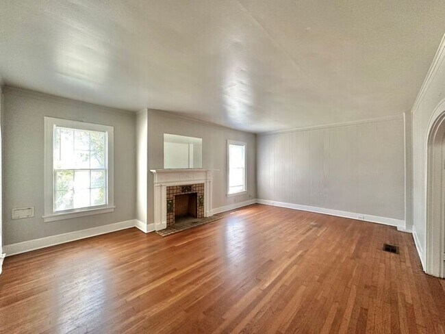 Building Photo - Charming 1 Bedroom, 1-Bath Unit – Downstairs!