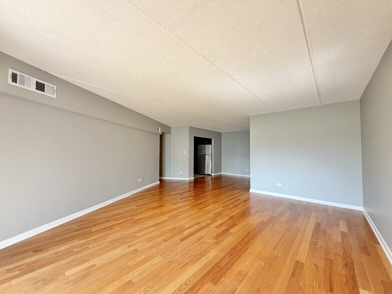 Building Photo - 525 N Quentin Rd