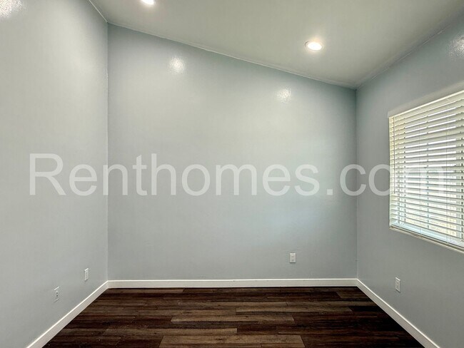 Building Photo - 1410 Shoshone St