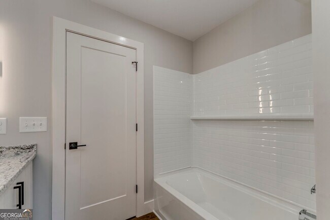 Building Photo - 93 Chateau Dr SE