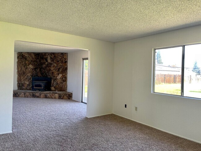 Building Photo - 4 bedroom home in convenient location on Alta Mesa Dr.