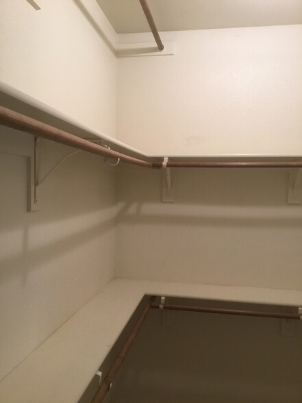 Building Photo - 502 Spring Dr