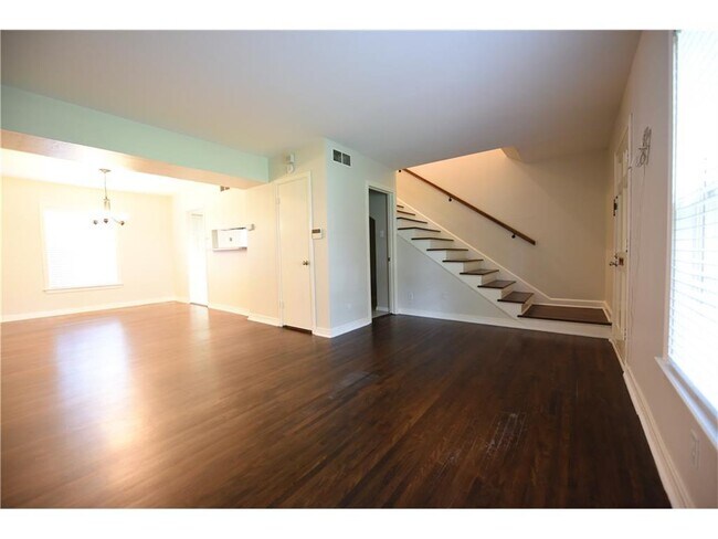 Building Photo - 2-story condo in great location!