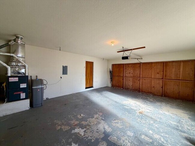 Building Photo - Lovely home in Marina available March 16, 2026!