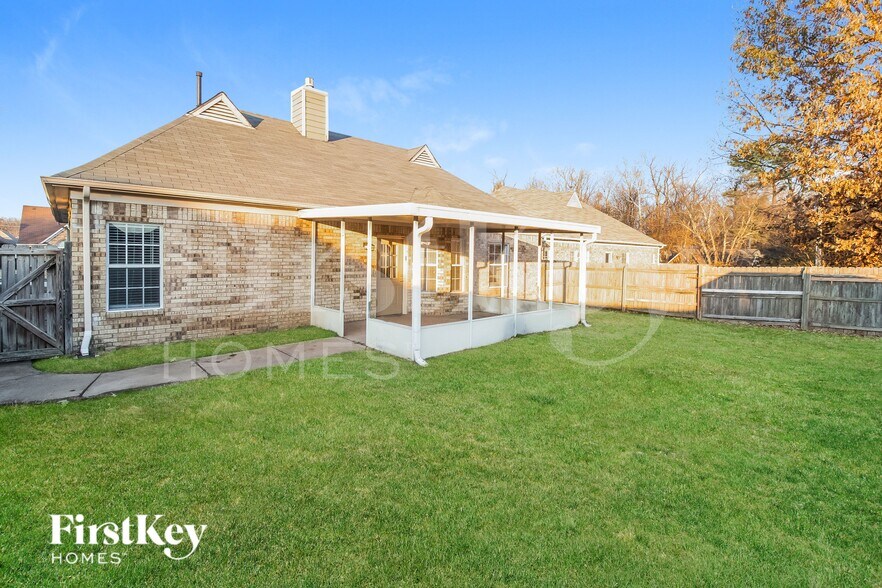 Building Photo - 8595 Shady Elm Dr