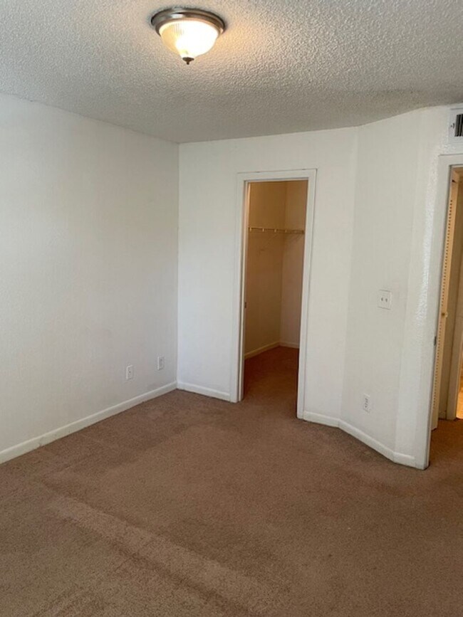 Building Photo - Lexington Place - 1134