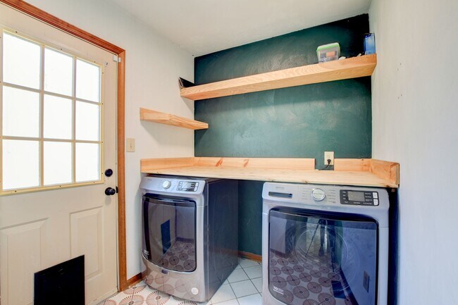 Building Photo - 412 Saddle Ct