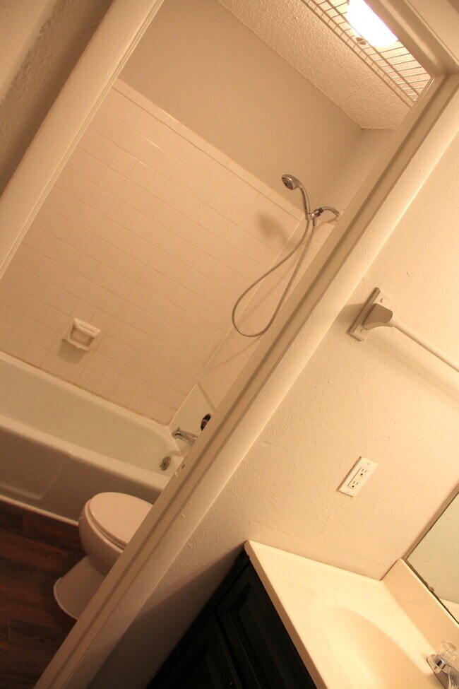 Building Photo - 1 Bed/ 1 Bath Condo! Harding / Southern Hills Area! Pets ok!