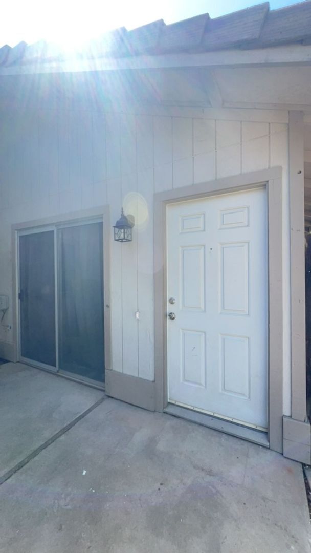 Building Photo - Newley Renovated 2 bedroom Duplex.