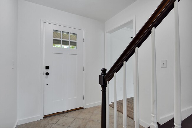 Building Photo - Gorgeous 4 bedroom, 3 1/2 bathroom home wi...