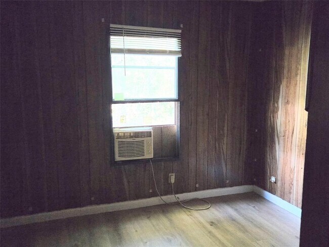Building Photo - 858 Queenswood St