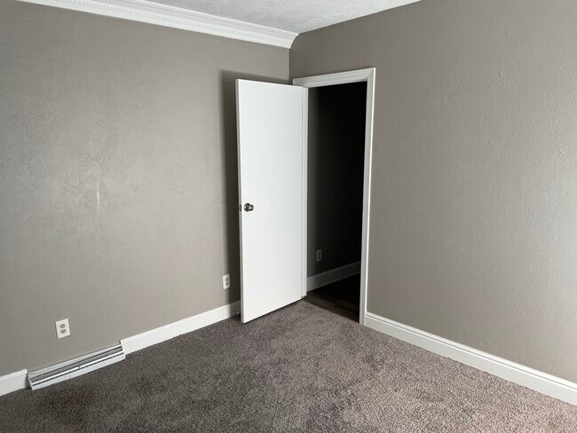 Building Photo - 627 Fountain St