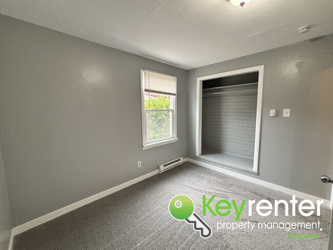 Building Photo - 4 Bedroom 2 Bathroom Tacoma Rental with Ga...