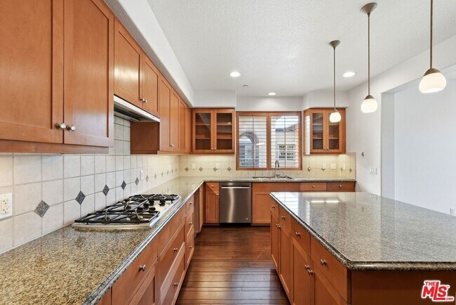 Building Photo - 5831 Seawalk Dr