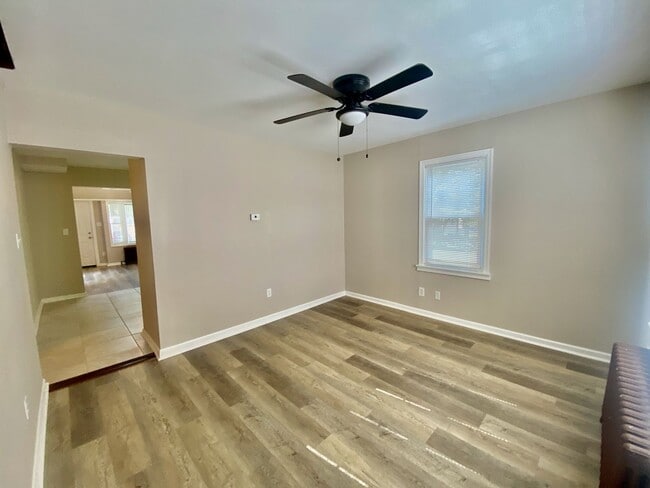 Building Photo - SPACIOUS 4 BED/2 BATH HOUSE-Luxury Vinyl F...