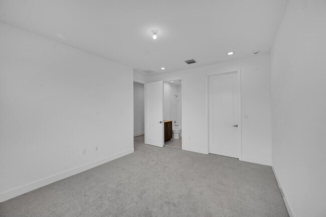 Building Photo - 10040 Stockrun Dr