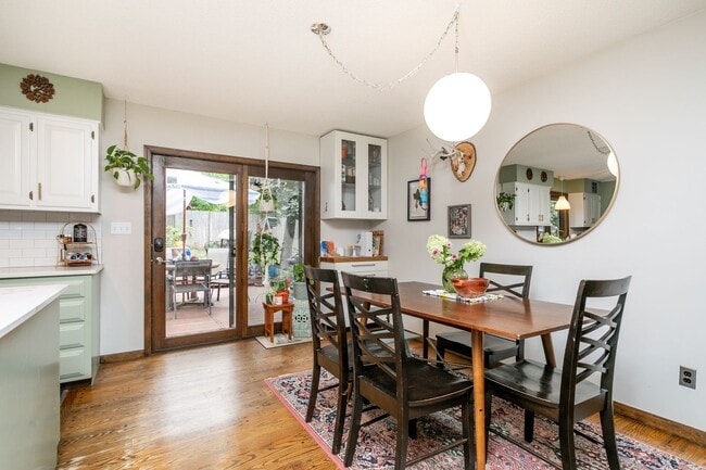 Building Photo - 5 Bed 3 Bath Home