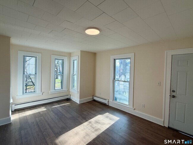 Building Photo - 690 Main St