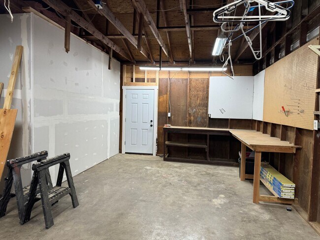 Building Photo - Updated 3 bedroom 2 bathroom duplex in his...