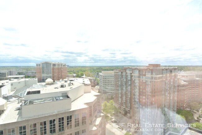 Building Photo - 900 N Stafford St