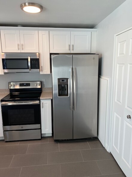 Kitchen Sink, Faucet, Cabinets, Hardware, Stainless Steel Appliances, Freshly Painted - 4444 E Belleview St