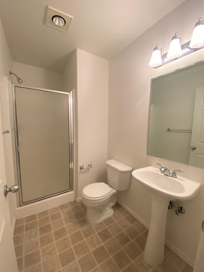 Building Photo - Beautifully Updated Townhouse with New Car...