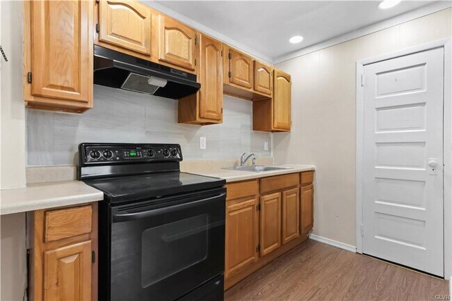 Building Photo - 1348 E 6th St