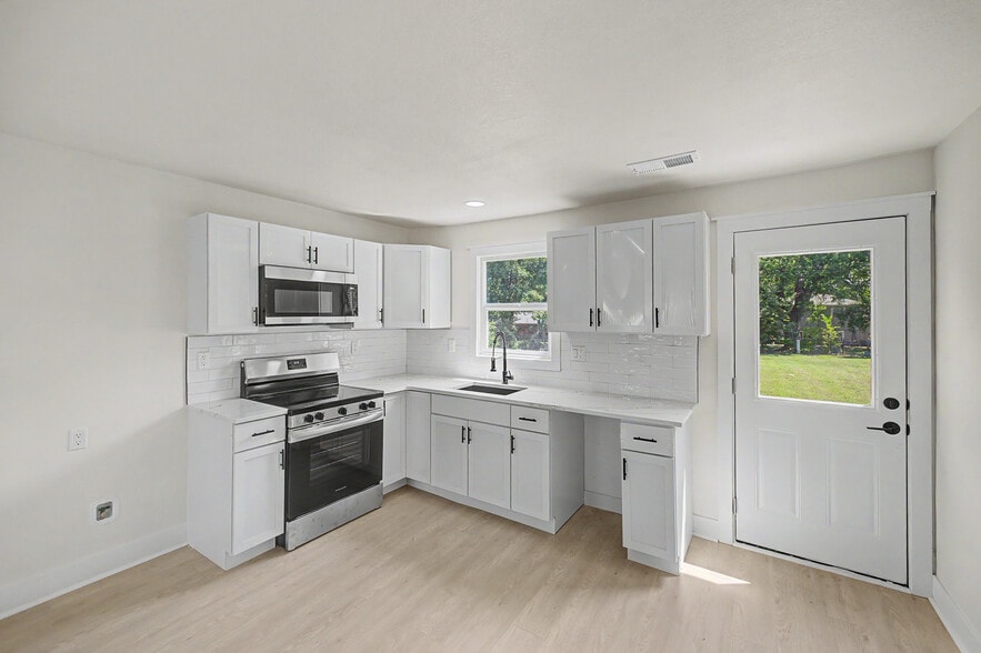 Building Photo - 834 N Walker Ln
