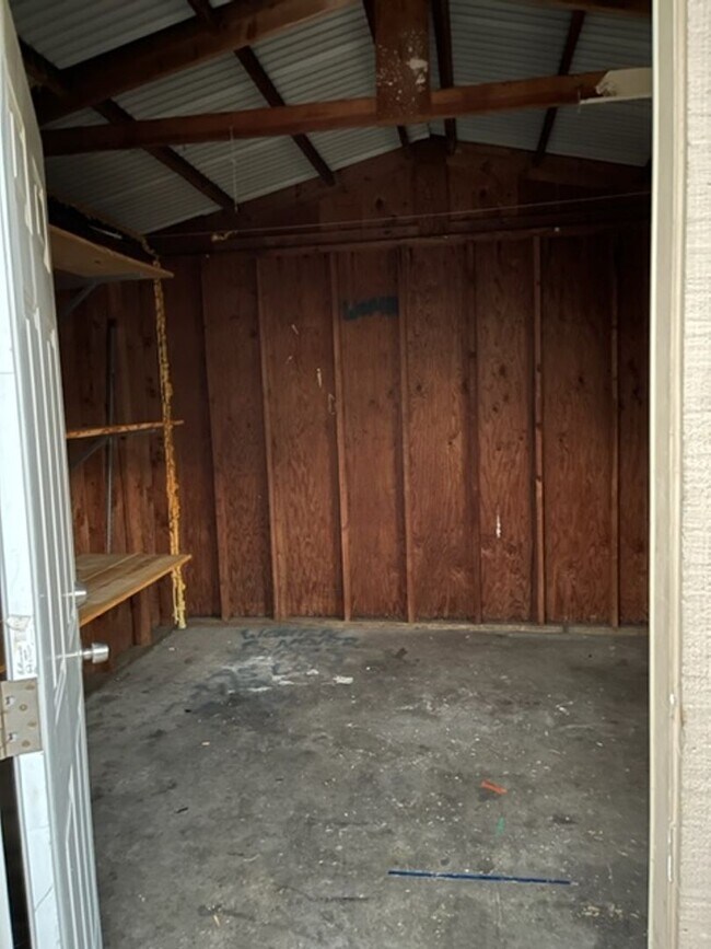 Building Photo - Single story 3 bedroom 2 bath home