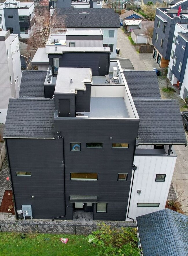 Building Photo - Stunning Modern Air-Conditioned Townhome in Coveted Whittier Heights