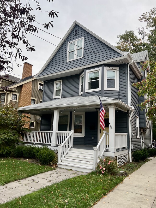 Primary Photo - 1245 Summit Ave