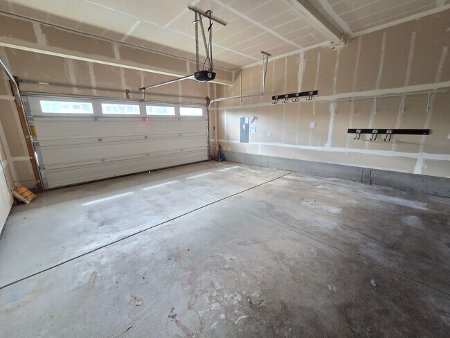 Building Photo - 2524 Jacaranda Ave