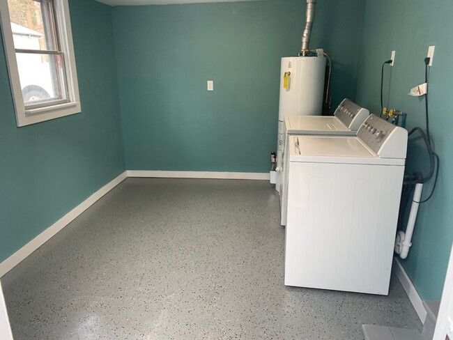 Mudroom w/ Washer & Dryer - 1520 S Monroe St