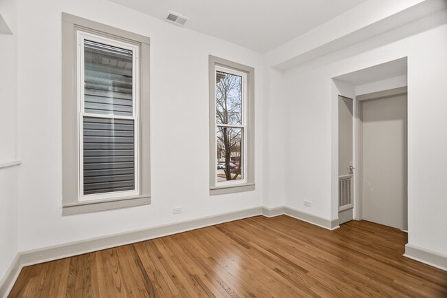 Building Photo - 2030 N Oakley Ave