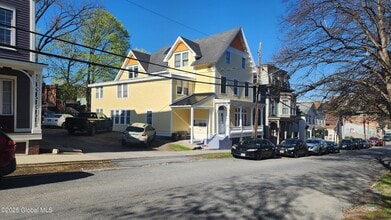 Building Photo - 68 Caroline St