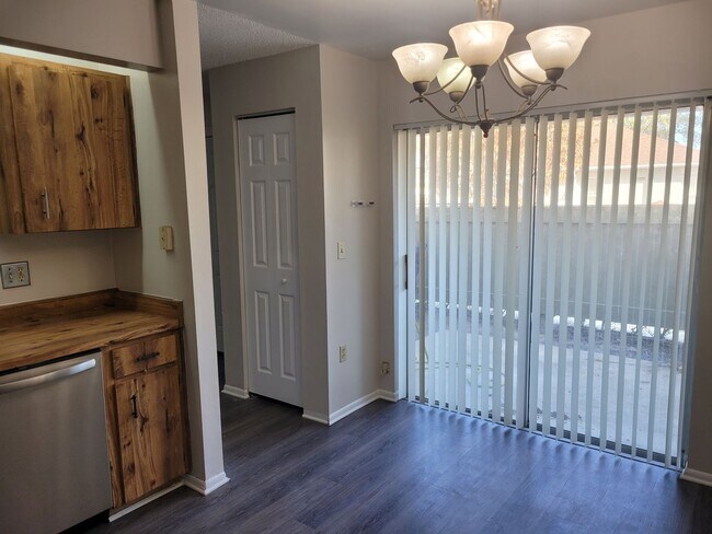 Building Photo - FOR RENT!! CUTE AND COZY 2 BED 1.5 BATH WITH GARAGE (MOVE IN SPECIAL)...