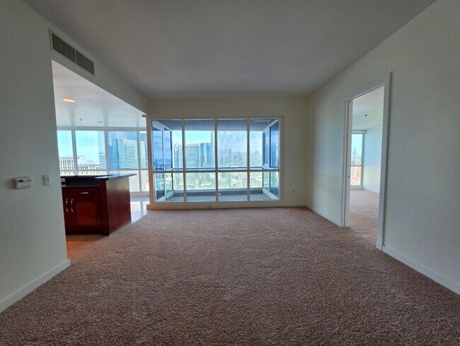 Building Photo - Fantastice High Rise with Full City Views!