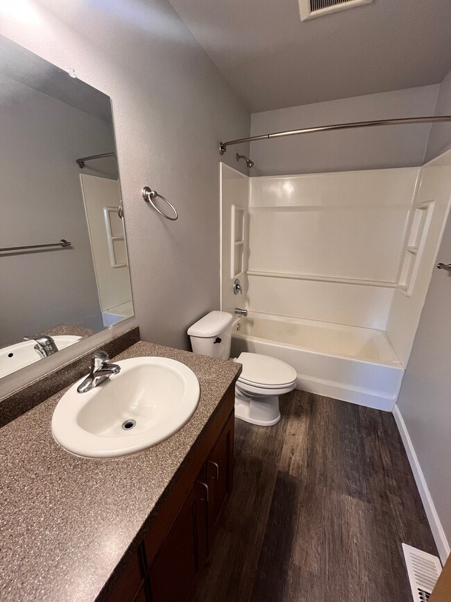 Building Photo - 3905 Thompson Ave